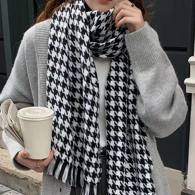 Écharpe Femme Vintage à Motifs Noirs 2 Écharpe Femme Vintage à Motifs Noirs – Image 2