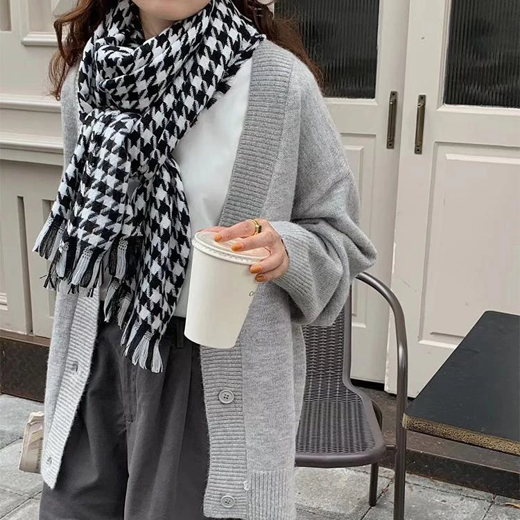 Écharpe Femme Vintage à Motifs Noirs 3 Écharpe Femme Vintage à Motifs Noirs – Image 3