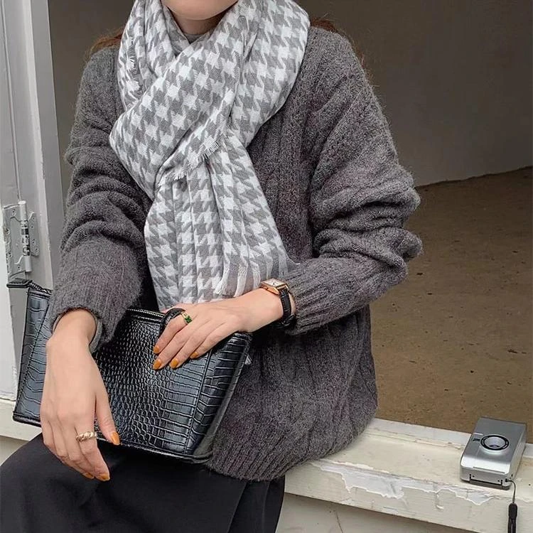 Écharpe Femme Vintage à Motifs Gris 3 Écharpe Femme Vintage à Motifs Gris – Image 3