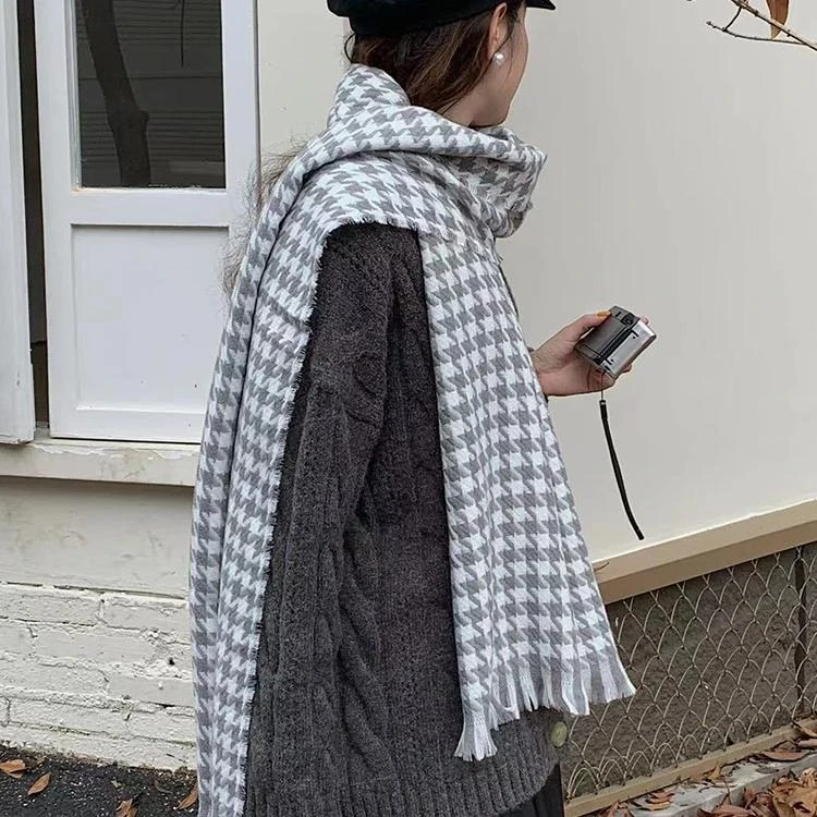 Écharpe Femme Vintage à Motifs Gris 2 Écharpe Femme Vintage à Motifs Gris – Image 2