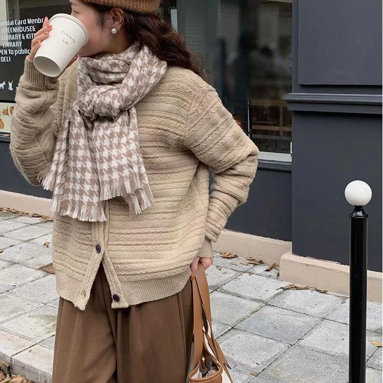 Écharpe Femme Vintage à Motifs Beiges 2 Écharpe Femme Vintage à Motifs Beiges – Image 2