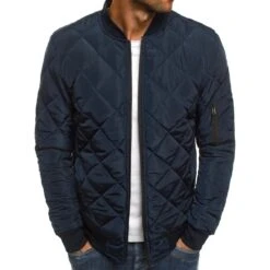 Veste Vintage Matelassée Avec Poches Pour Homme 17 Veste Vintage Matelassée Avec Poches Pour Homme -Vintage Soldes IMG 280224 veste matelassee homme bleumarine portee