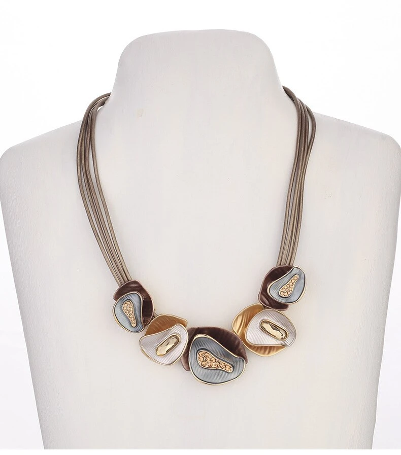 Collier Ras Du Cou Vintage Avec Pendentif Cristal 5 Collier Ras Du Cou Vintage Avec Pendentif Cristal – Image 5