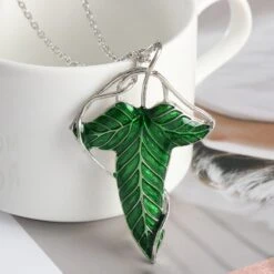 Collier Vintage Argenté Avec Pendentif Feuille Verte