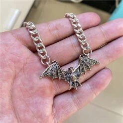 Collier Vintage En Chaîne Avec Pendentif Chauve Souris 10 Collier Vintage En Chaîne Avec Pendentif Chauve Souris -Vintage Soldes collier vintage en chaine avec pendentif chauve souris 5