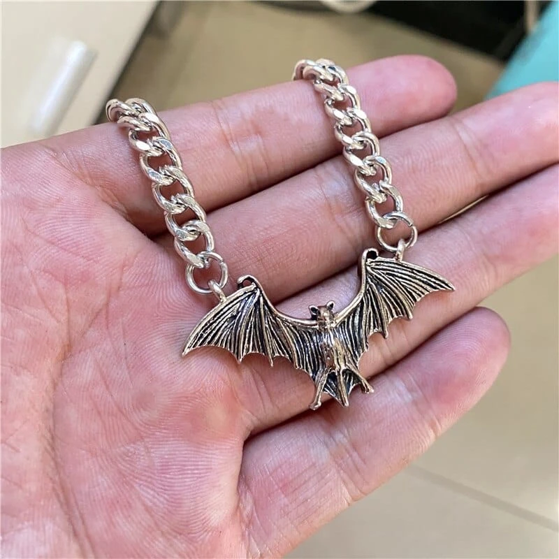 Collier Vintage En Chaîne Avec Pendentif Chauve Souris 5 Collier Vintage En Chaîne Avec Pendentif Chauve Souris – Image 5