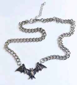 Collier Vintage En Chaîne Avec Pendentif Chauve Souris 11 Collier Vintage En Chaîne Avec Pendentif Chauve Souris -Vintage Soldes collier vintage en chaine avec pendentif chauve souris 6
